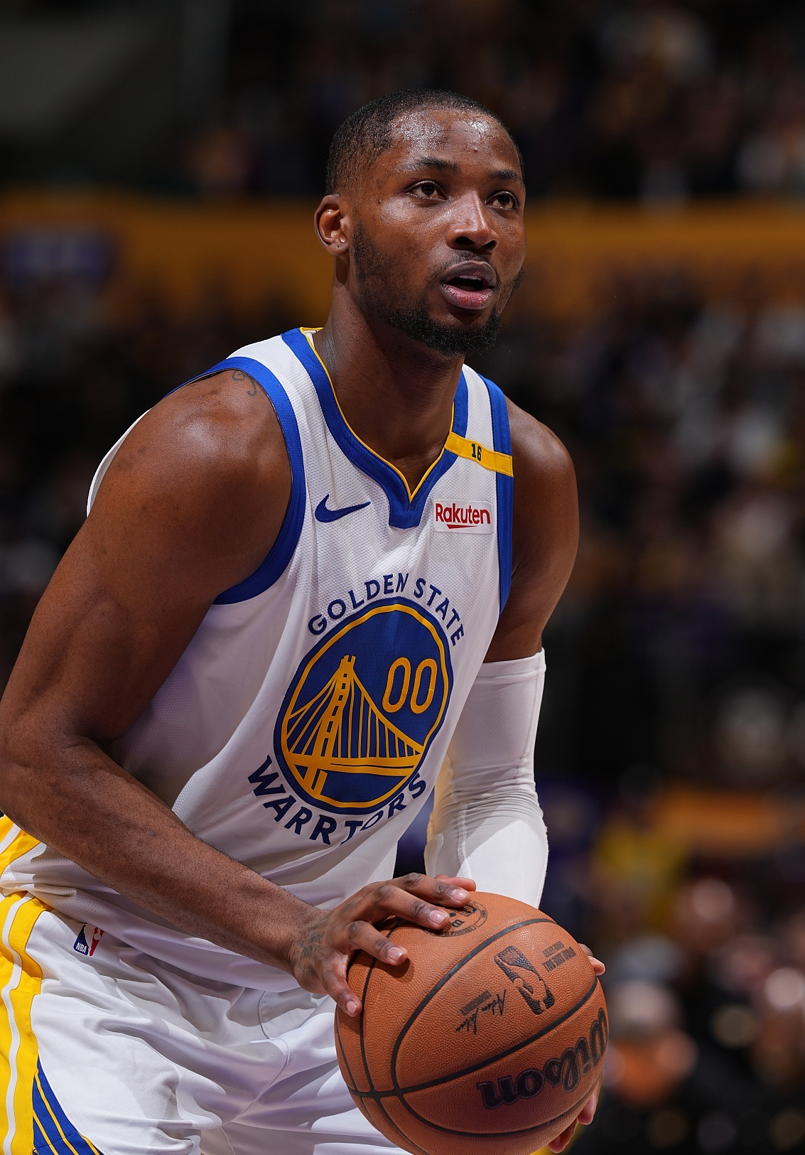 勇士连胜势头不减，稳居西部榜首(勇士能否保持阵容的完整性 打造又一个王朝?)