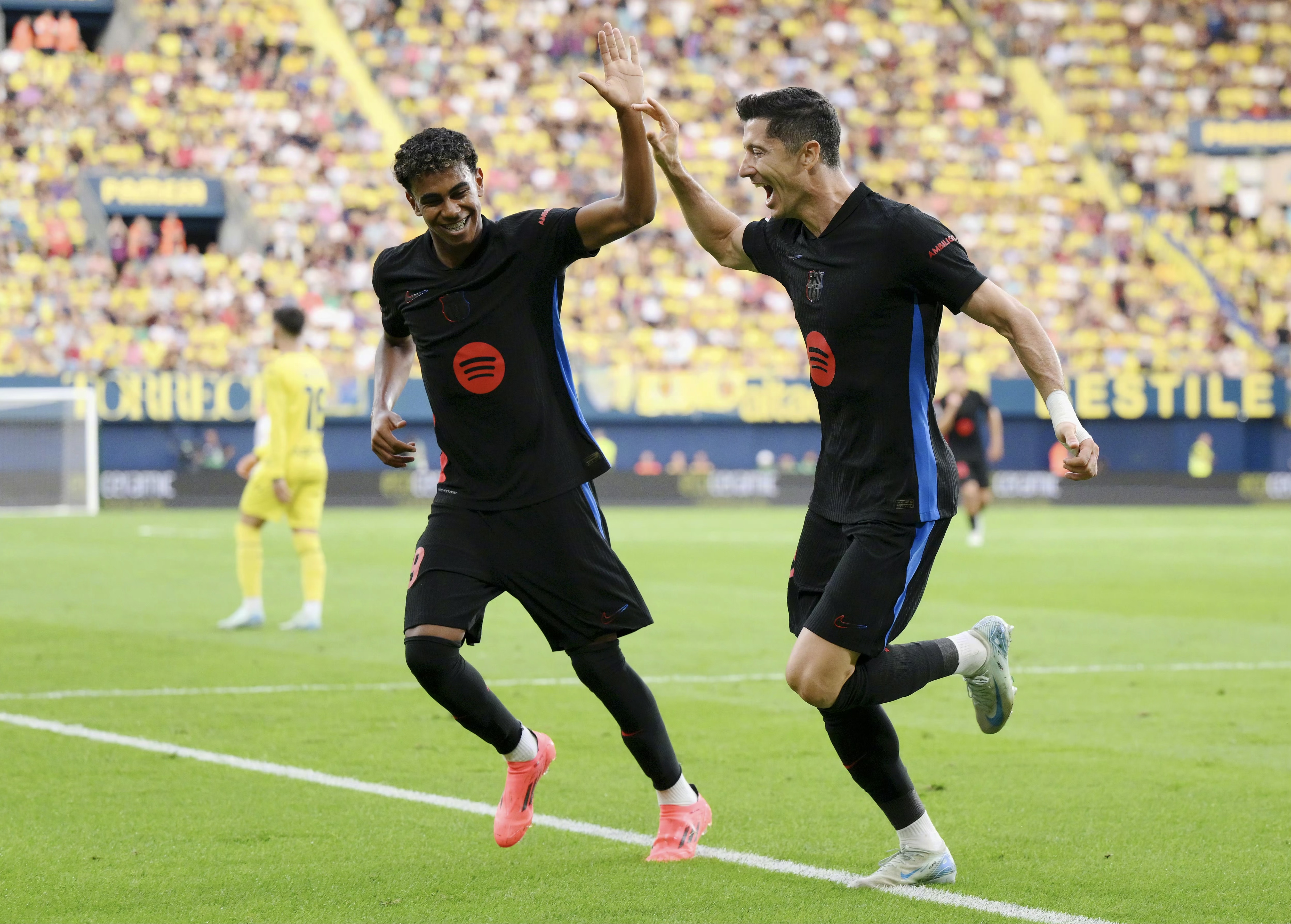 巴萨连胜暂居榜首,展现强大实力的简单介绍 巴萨连胜暂居榜首,展现强大实力的简单介绍